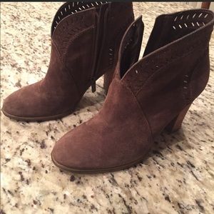 VINCE CAMUTO FELLEN BROWN PERFORATED BOOTIES SZ 6